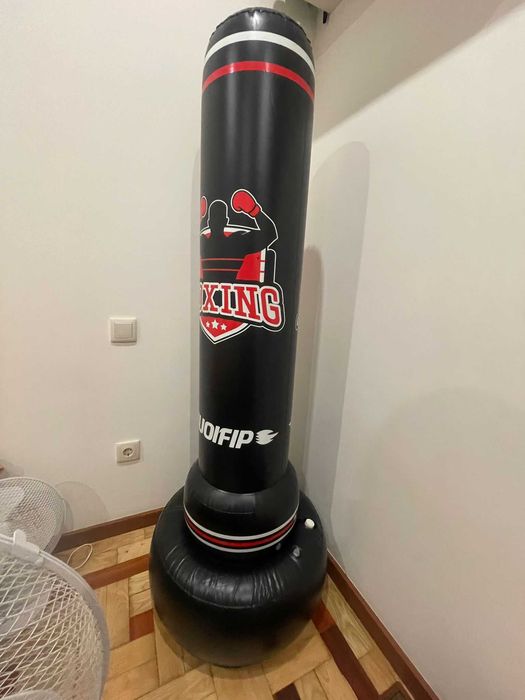 Saco de boxe com luvas