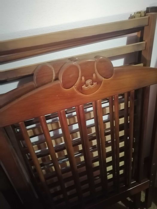 Cama para bebé em madeira