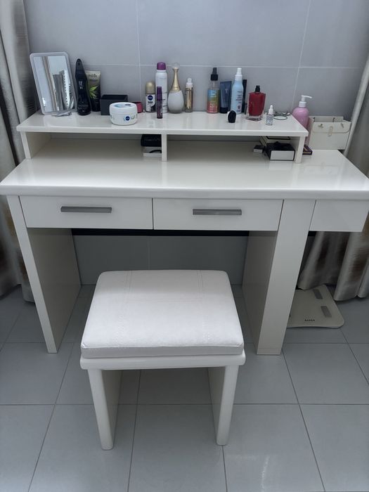 Toaletka z siedziskiem