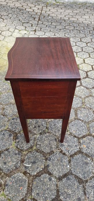 Mesinha cabeçeira classica