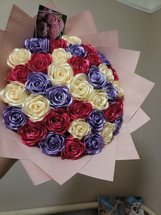 Букети з атласних троянд