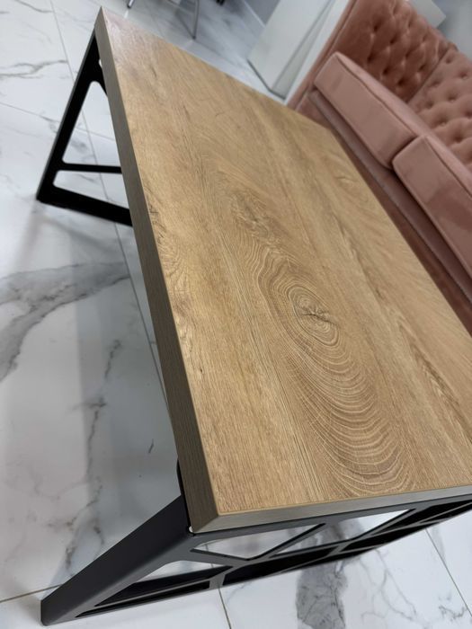 Stolik kawowy drewniany na metalowej czarnej nodze