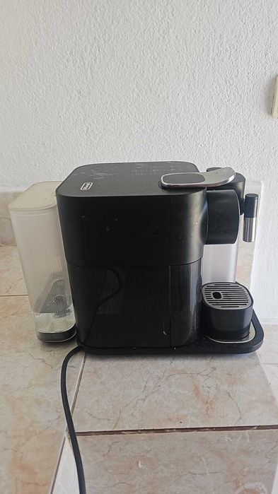Cafeteira Nespresso DEL LONGHI