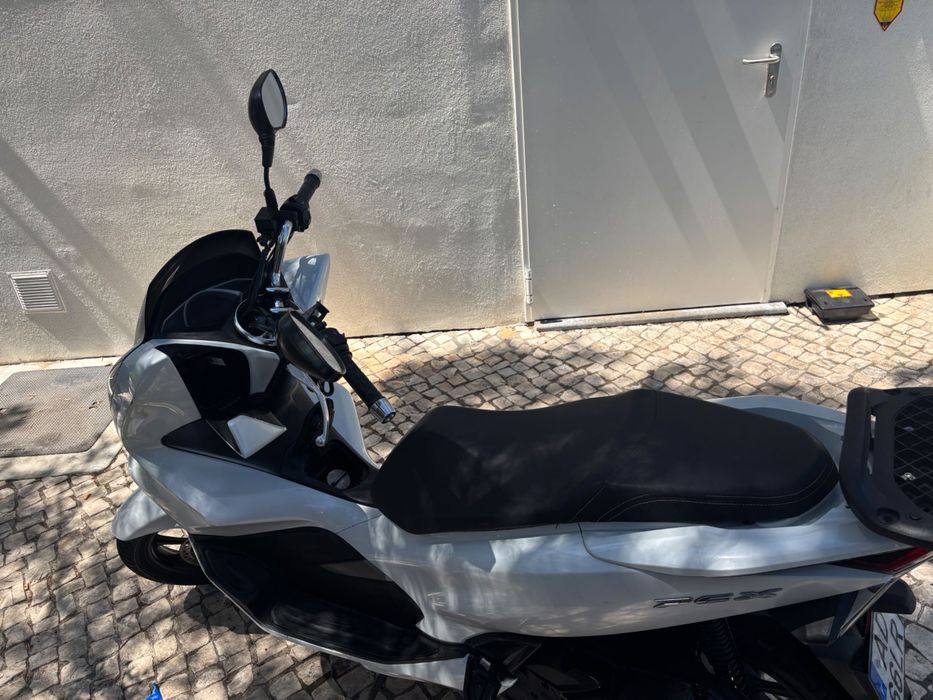 Motocicleta pcx branca