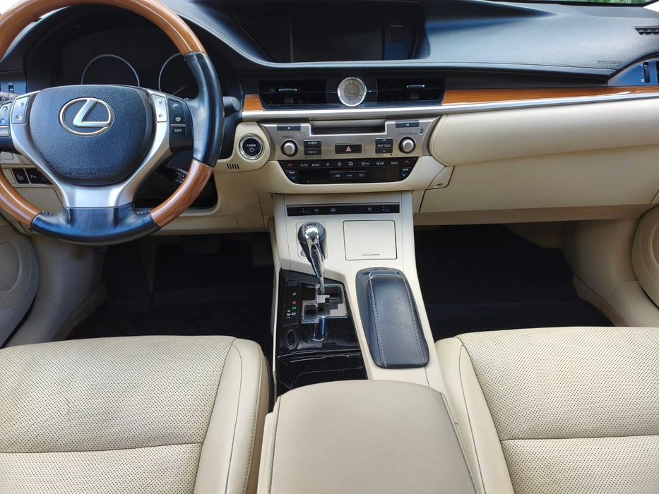 Продам lexus es 300h