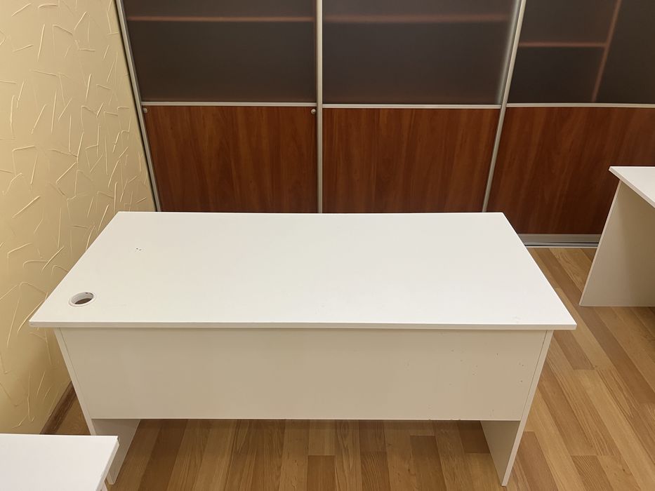 Продаємо офісні меблі