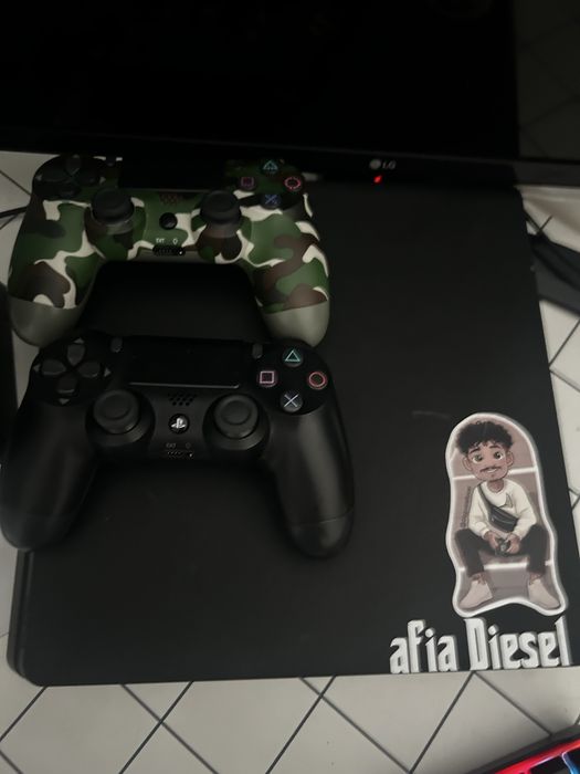 Vendo PC GAMING COMPLETO COM SECRETARIA MONITOR PERIFERICOS PS4 e televisao  e retiro os adesivos se necessario a com mais um rato e eum teclado