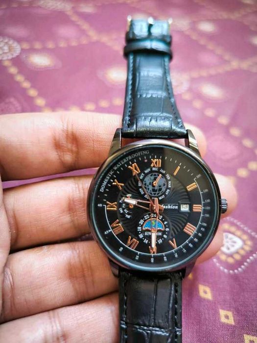 Preto e Dourado - Relógio Elegante - Total Novo