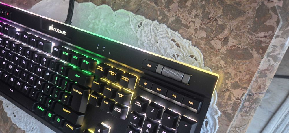Teclado Corsair K95 Platinum | Switches MX Brown (Avariado / Para Peças)
