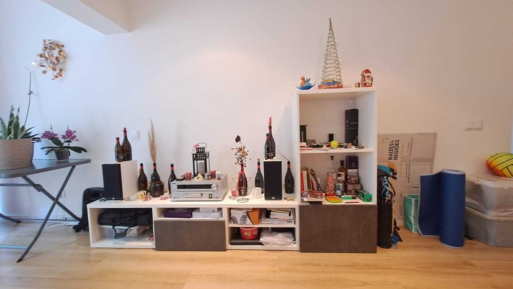 Mobilia IKEA em estado excelente (sala e quarto com cama de casal)