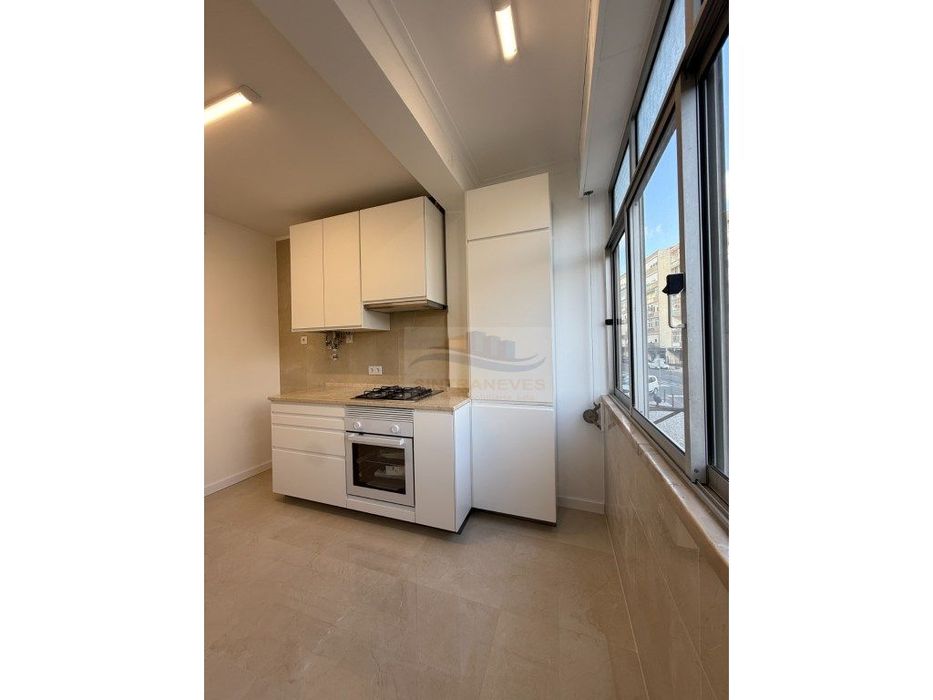 Excelente apartamento T3 Totalmente Remodelado com duas casas de banho — Águas Livres, Lisboa