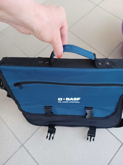 Niebieska Torba na Laptopa z paskiem/do ręki marki Halfar.