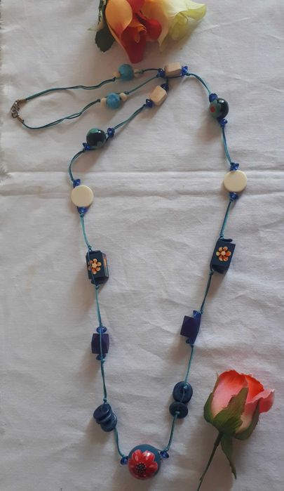 Colar comprido em tons de azul - Novo