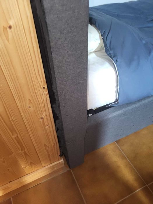 Cama de solteiro com colchão e arrumação