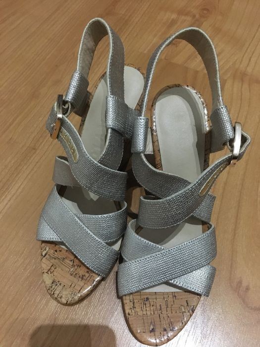 Sandalias de cunha prateadas novos Bimba e Lola