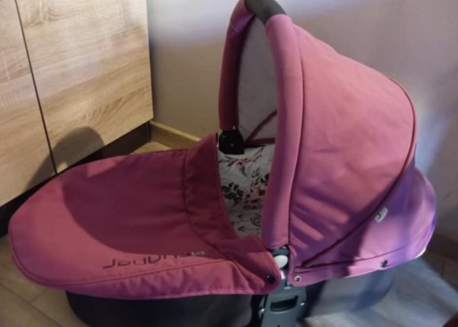 Wózek Dziecięcy 4Runner w Kolorze Fuksji z Gondolą i Wkładką Kwiatową