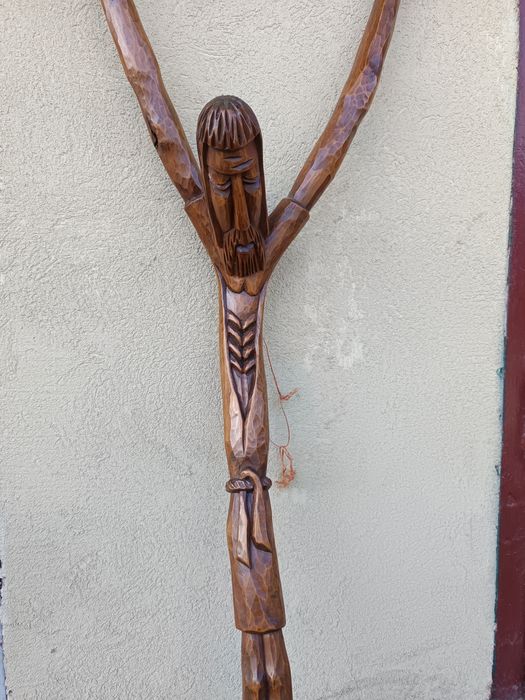 Stara rzeźba Chrystusa ukrzyżowanego lata 70