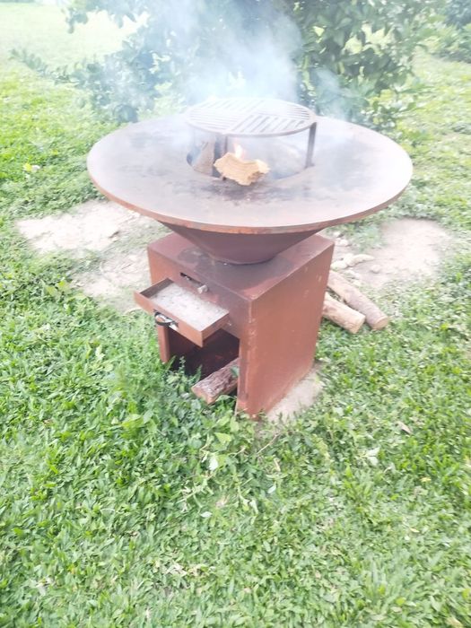 Churrasqueira /grelhador/ mesa de fogo, em aço cortem