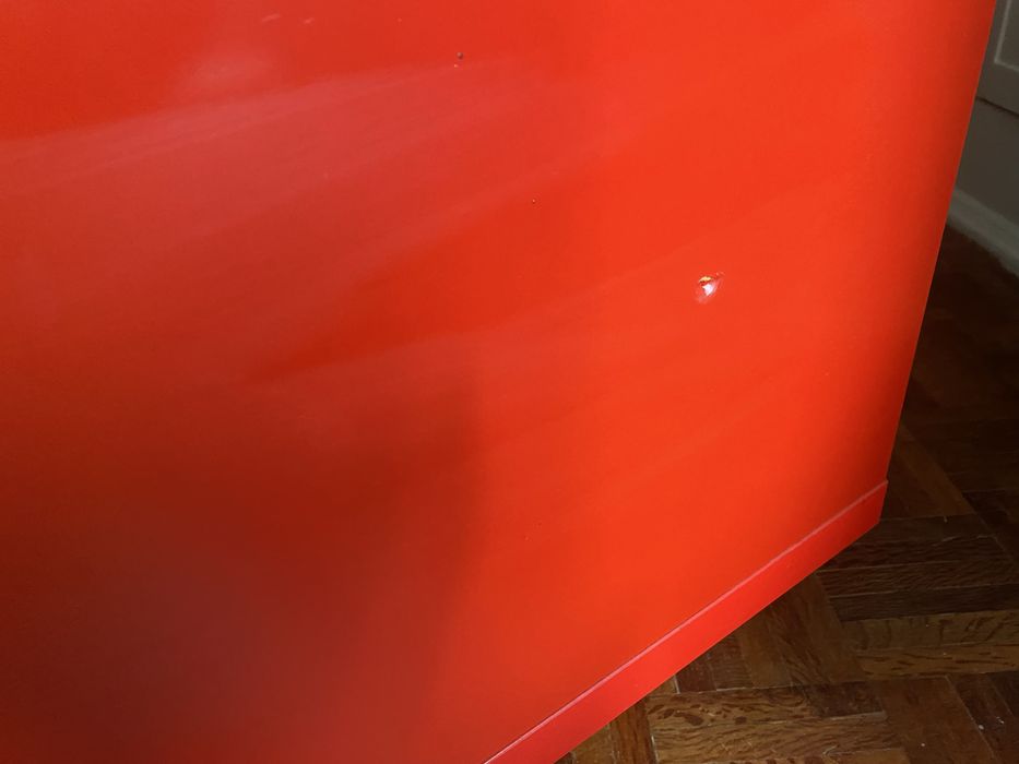 Movel com rodas vermelho