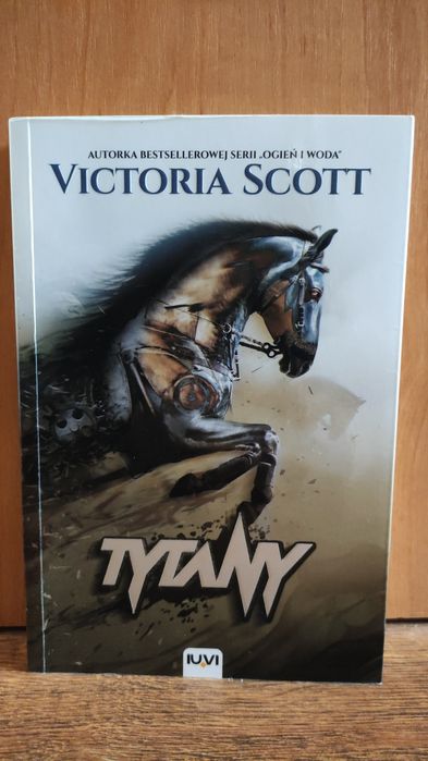 Tytany, Victoria Scott