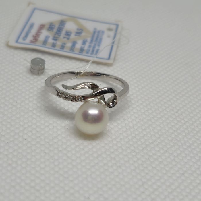 Каблучка з білого золота. З перлиною та діамантами. Нова.