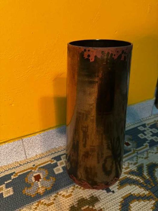 Jarra Alta em Barro Vidrado – Efeito Metal / Ferro – 40 cm
