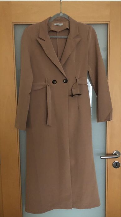 Casaco camel com cinto