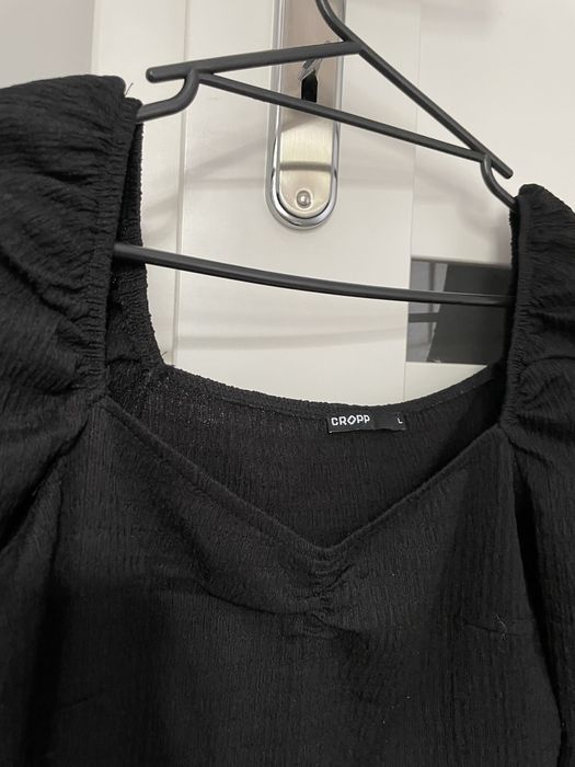 Czarny crop top Cropp z dekoltem typu serce