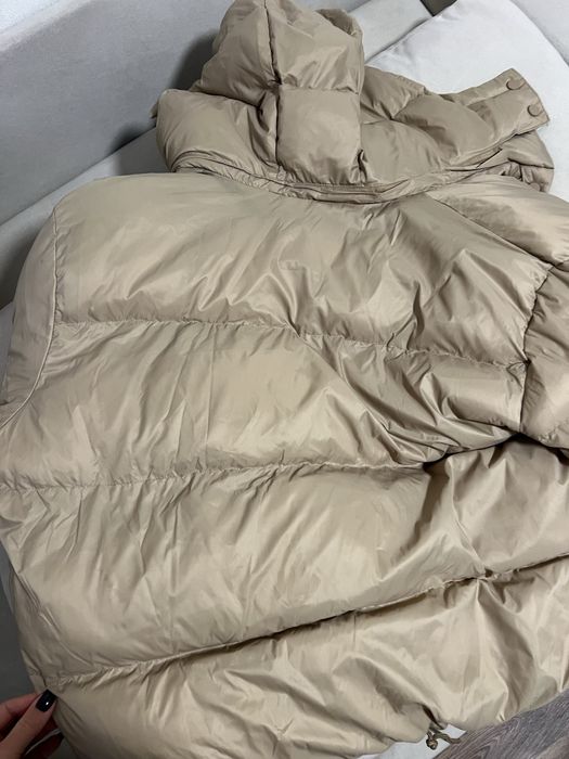 Жіночий пуховик у бежевому кольорі