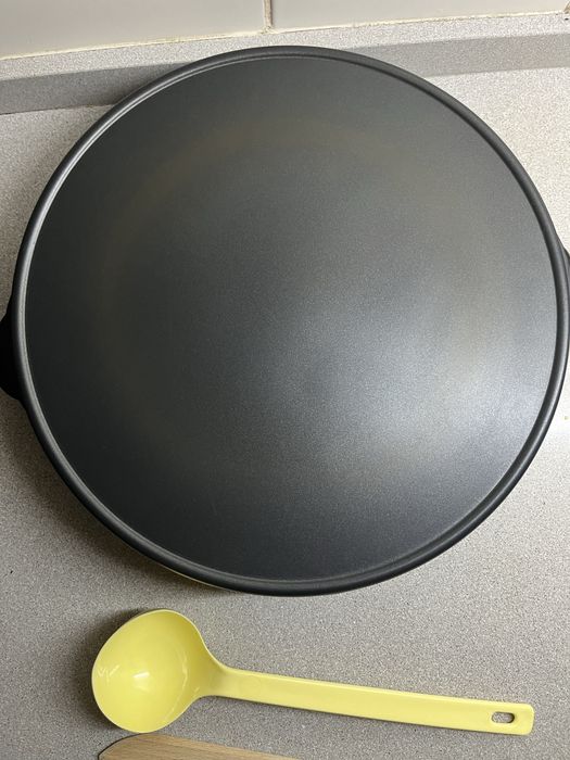 Máquina de fazer crepes com utensilios