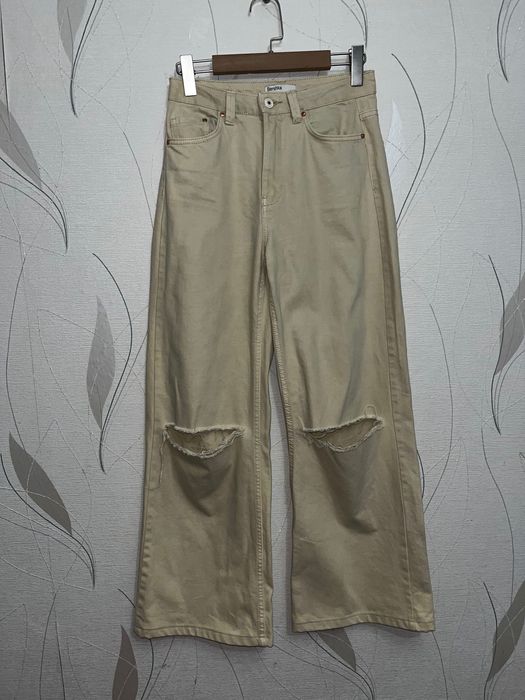 Молочні джинси bershka wide leg з розрізами на колінах.