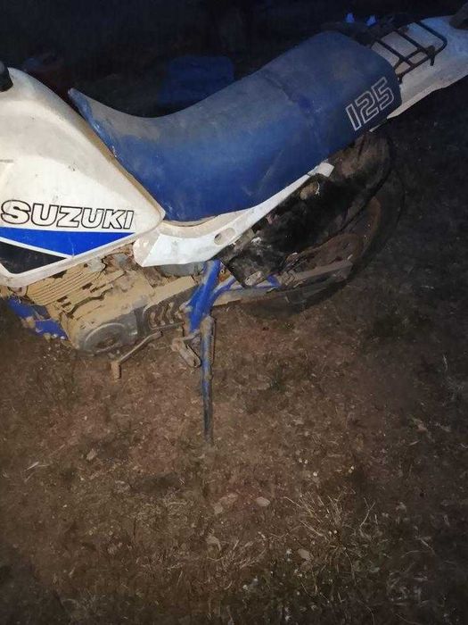 Vendo dr 125 sem docs sem bateria sem cachimbo sem vela ... Última vez parada a andar e de certeza com cachimbo e vela pega 180 euros não negociável