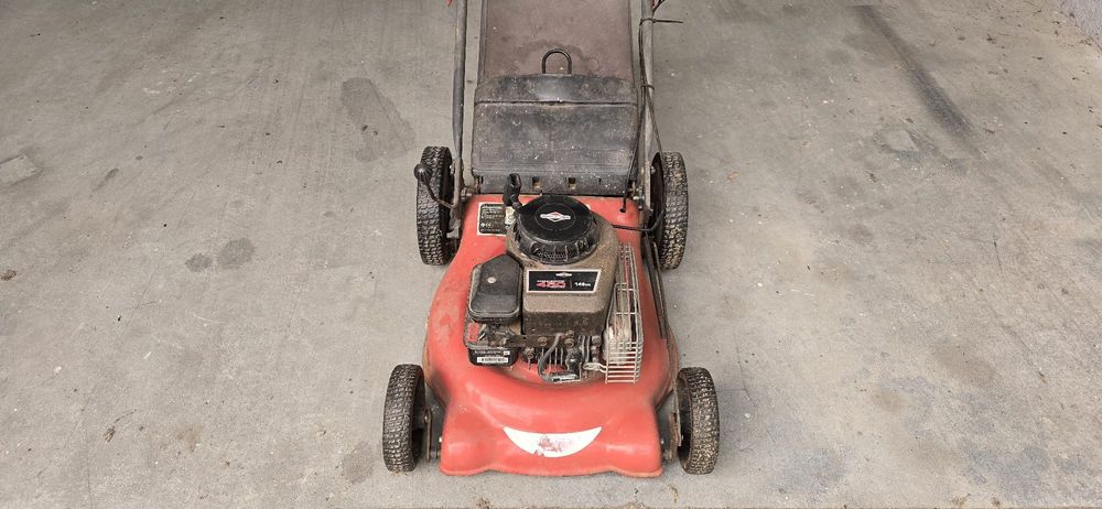 Máquina de cortar relva a gasolina