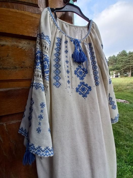 Вишиванка з синьою вишивкою