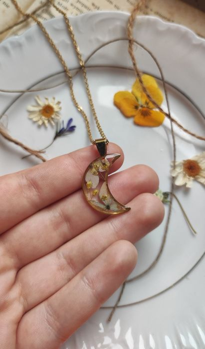 Wisiorek księżyc żywica z hortensją