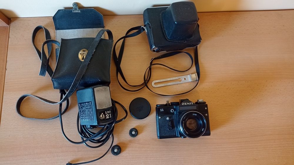 Aparat fotograficzny Zenit 11 i lampa błyskowa LBS21