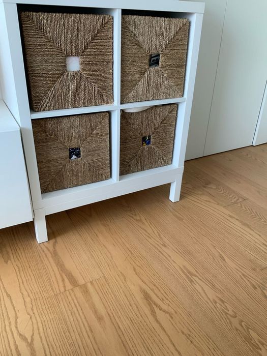 Estantes com cestos de vime