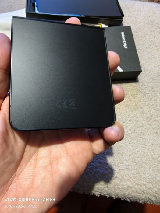 Vendo Samsung Z flip 7 512gb novo na caixa com garantia .