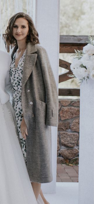 Пальто сіре.