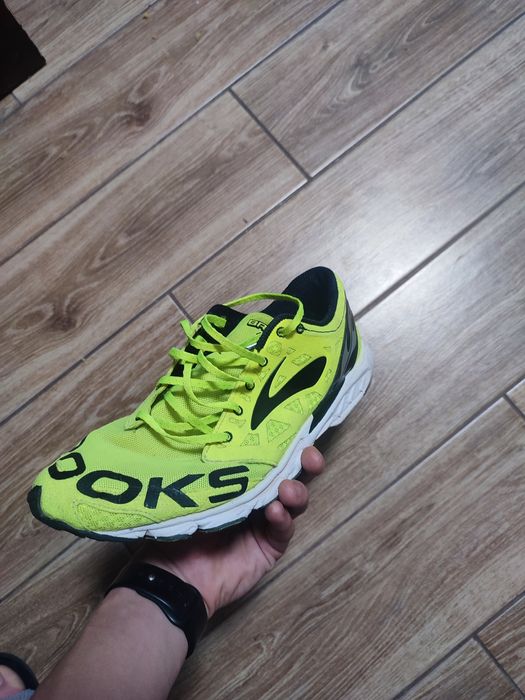 Бігові кросівки Brooks T7