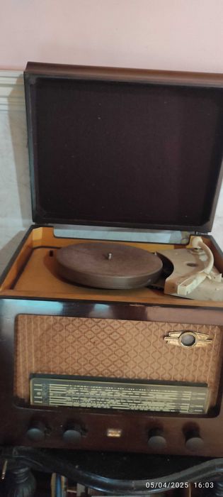 Radio antigo para ser recuperado e restaurado