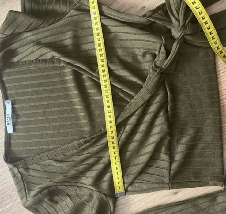 NA-KD bluzka khaki zielona kopertowa wiązana prążek prążkowana basic