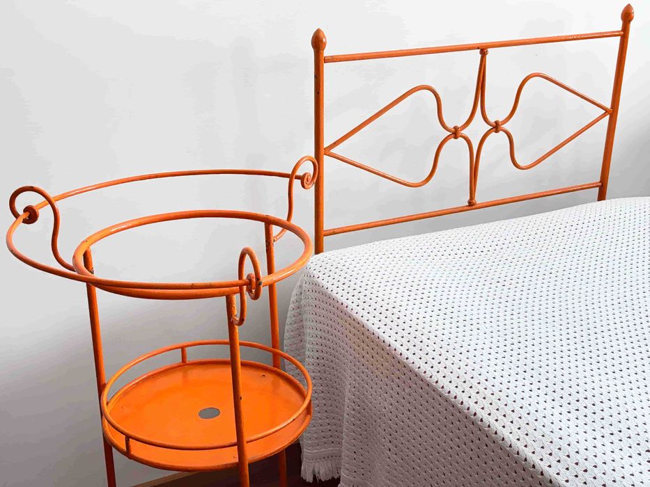 Venda Urgente - CAMA muito Antiga de Ferro maciço + Apoio LAVATÓRIO