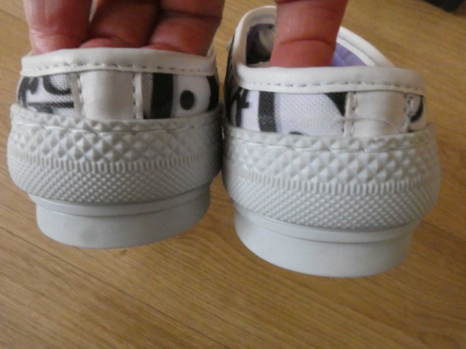 Klapki pełne nowe a'la trampki 37