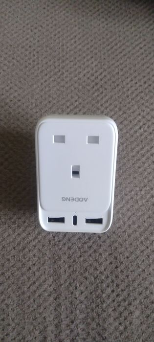 Adapter wtyczki brytyjskiej na europejską z 3 portami USB 1 port USB