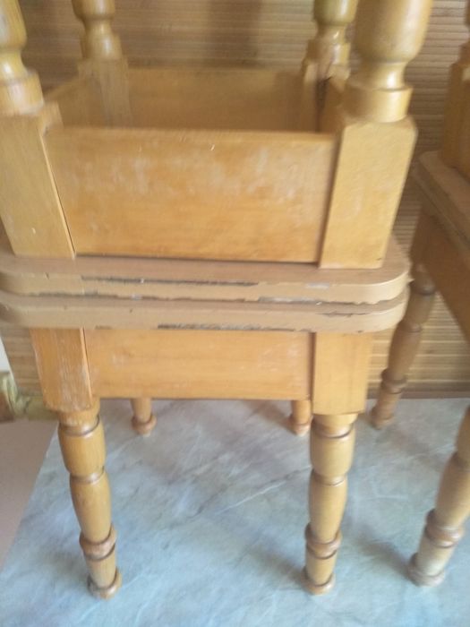 Стіл і чотири табуретки