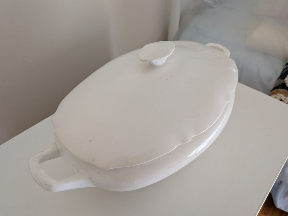 Terrina em cerâmica branca