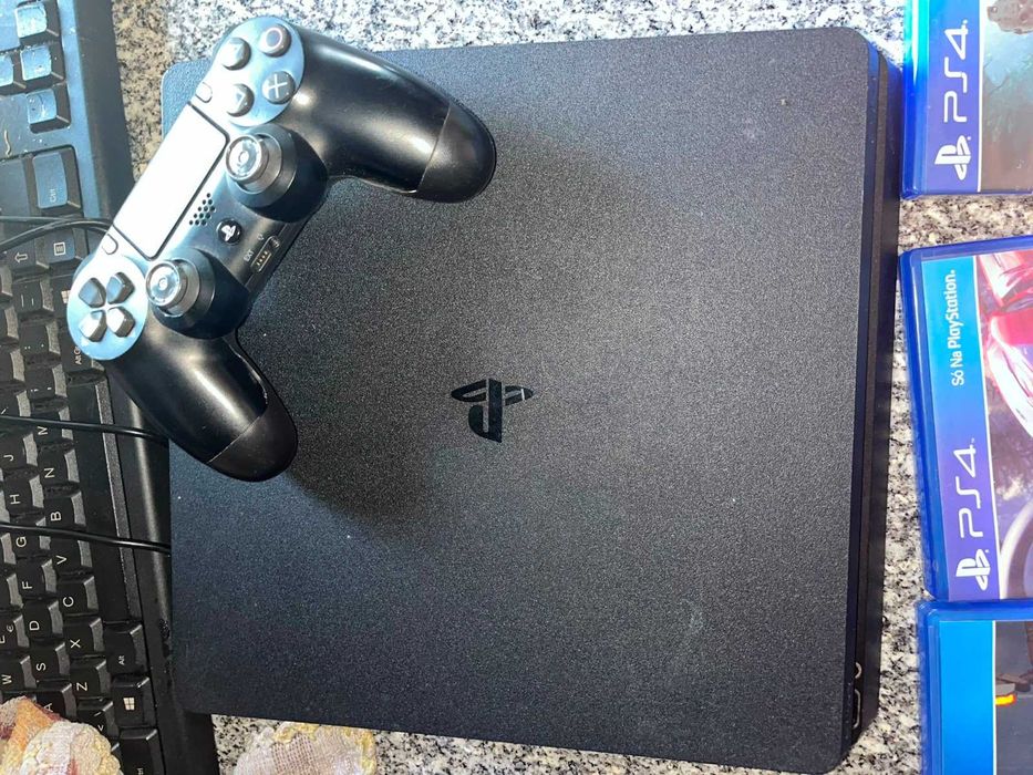 PS4 Slim + 3 jogos + Base Dupla Carregamento + Comando original + Numskull Gaming Steering Wheel & Pedals