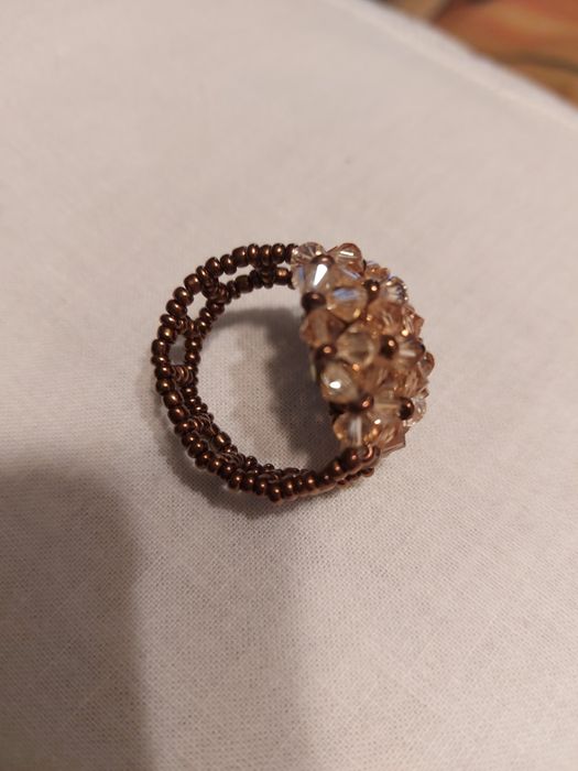 Anel de Missangas efectuado manualmente, Castanho e Transparente.