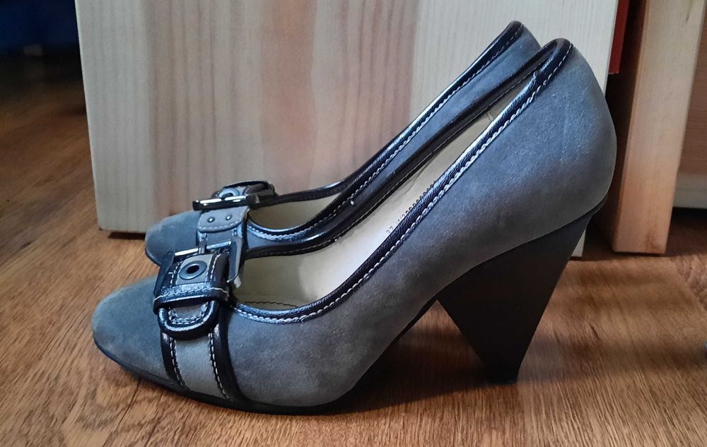 Buty na obcasie CCC tanio